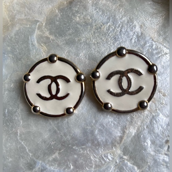CHANEL vintage CC Logo earrings - Picture 1 of 9
